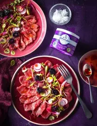 Carpaccio de bœuf, huile citronnée, vinaigre de mûres, mûres fraîches, câpres, pickles d'oignons rouges, roquette de Fleur de sel Le Guérandais