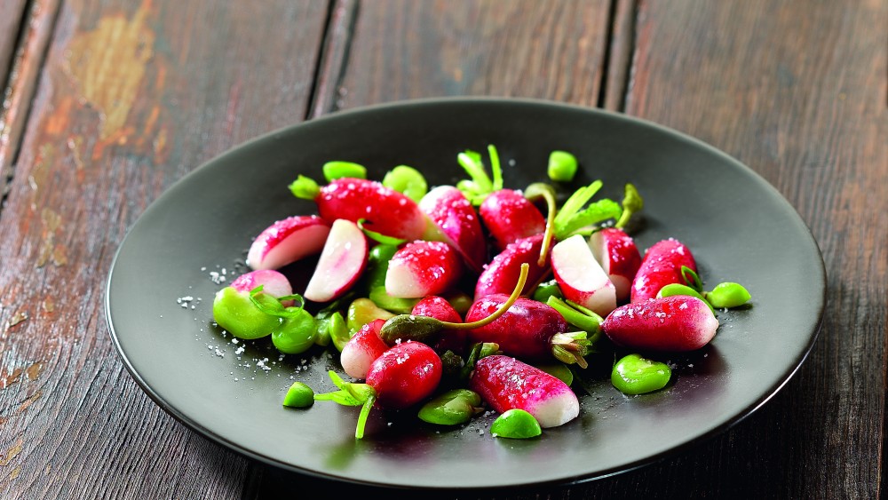Rettich mit Fleur de Sel und aromatisiertem Feinsalz im Biss
