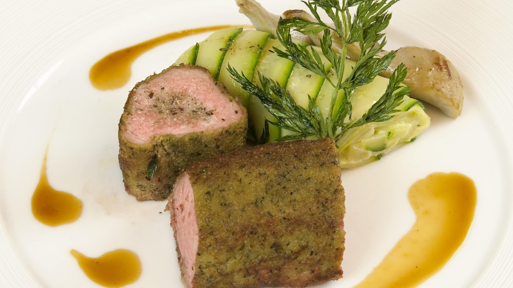 Lammrosette mit Fleur de Sel aus Guérande in einer Kräuterschachtel, Zucchini-Cannelloni und kleiner Artischocke