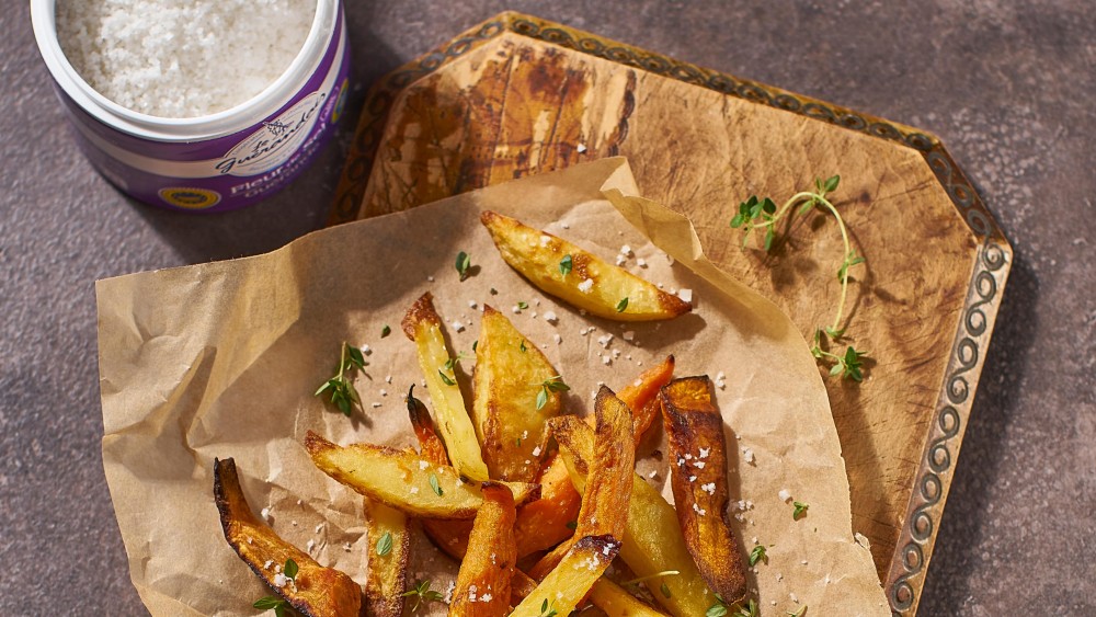 Hausgemachte Pommes frites aus dem Ofen mit Gewürzen und Fleur de Sel aus Guérande