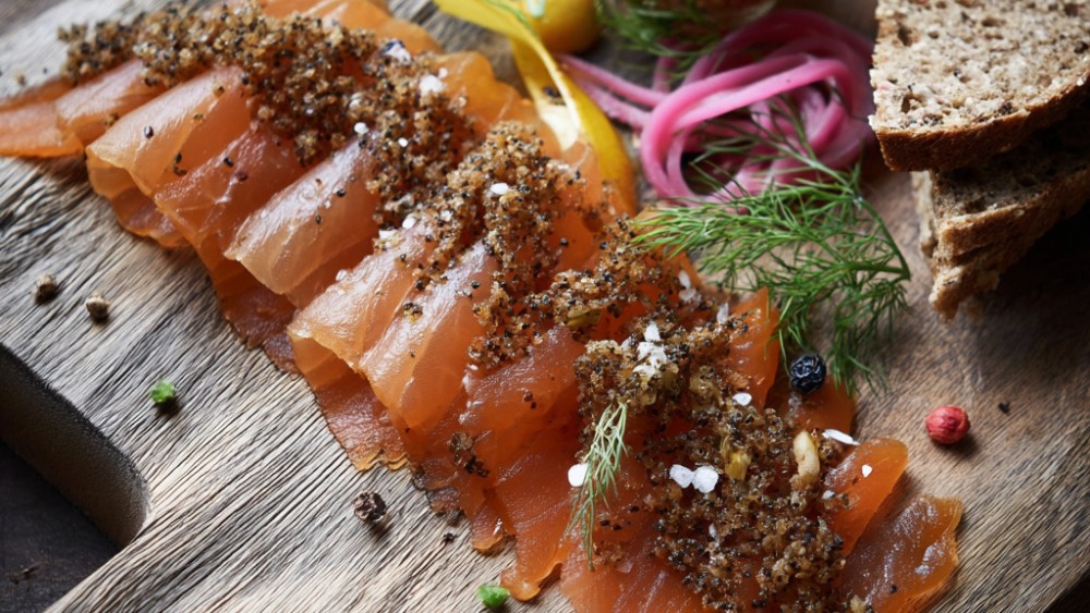 Hausgemachter Graved Lachs mit Salz aus Guérande