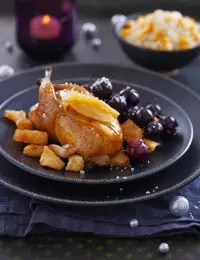 Caille laquée et raisins noirs rôtis à la Fleur de Sel