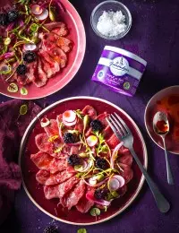 Carpaccio de bœuf, huile citronnée, vinaigre de mûres, mûres fraîches, câpres, pickles d'oignons rouges, roquette de Fleur de sel Le Guérandais