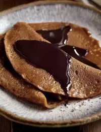 Mini-crêpes de sarrasin, sauce au chocolat et sel de Guérande