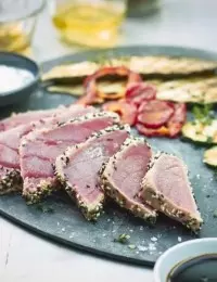 Tataki de thon à la plancha accompagné de ses légumes du soleil marinés et grillés