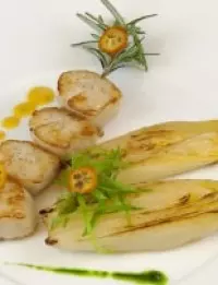 Noix de St Jacques relevées au sel marin aux herbes « le Guérandais », endives au jus d’agrumes émulsionné