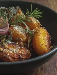 Plat de pommes de terre grenaille au thym et romarin