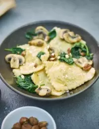 Les ravioles maison, ricotta, épinards et noisettes torréfiées