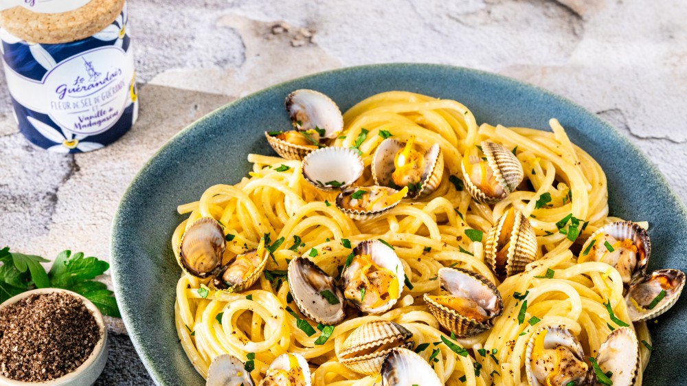 Cremige Spaghetti mit Herzmuscheln, Zitrone und Fleur de Sel mit Vanille aus Madagaskar