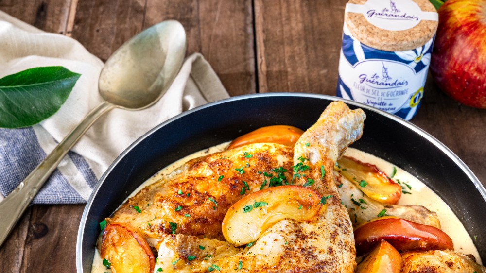 Gebratene Hähnchenschenkel mit Äpfeln, cremiger Apfelweinsauce und Fleur de Sel mit Vanille aus Madagaskar