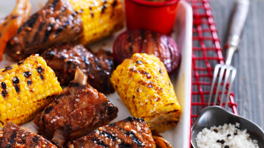 BBQ von in Sel de Guérande Le Guérandais marinierten Schweinerippchen, Ahornsirupsauce
