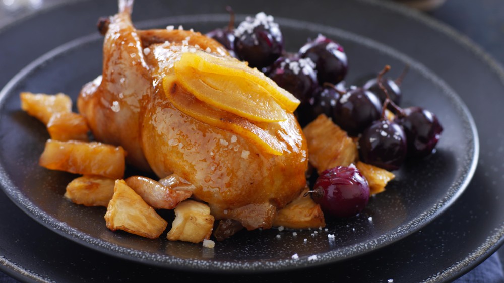 Lackierte Wachtel und geröstete schwarze Trauben mit Fleur de Sel aus Guérande, Gerstengrieß