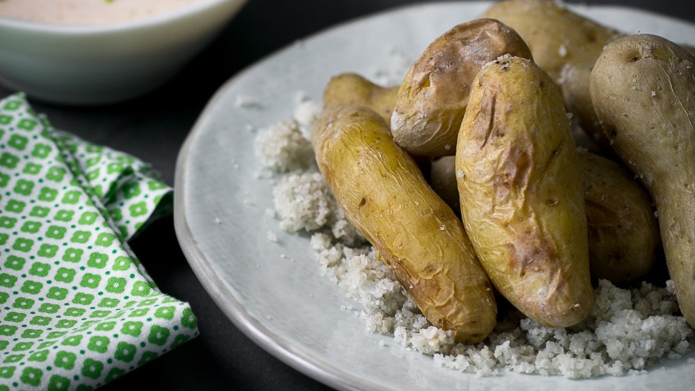 Pommes de terre en croûte de sel, sauce yaourt