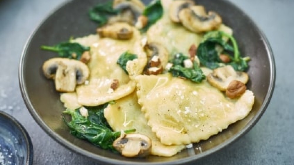 Die hausgemachten Ravioli, Ricotta, Spinat und geröstete Haselnüsse