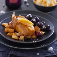 Caille laquée et raisins noirs rôtis à la Fleur de Sel