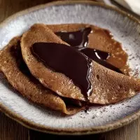 Mini-crêpes de sarrasin, sauce au chocolat et sel de Guérande