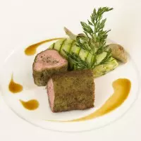 Rosette d’agneau à la fleur de sel de Guérande en écrin d’herbes, cannelloni de courgettes et petit artichaut