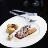 Saumon à l'unilatéral sur lit de gros sel